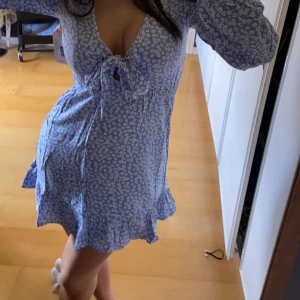 Klänning  - Säljer min Klänning från nelly då den inte kommer till användning (använd 1 gång). 