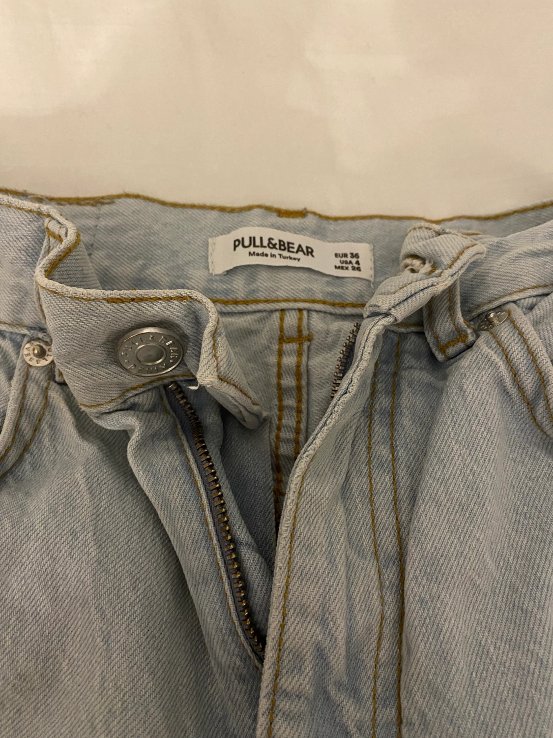 Ljusblåa jeans med slitet hål - 90