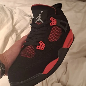 Jordan 4 red thunder  - Jävligt fräsha jordan 4 red thunders. Använda ett par gånger men ser nya utt. Pris kan diskuteras