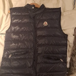 Moncler gui väst  - Snygg moncler väst, anvånd ett par gånger, ser helt ny utt. Fråga om du bill ha mer bilser eller vill diskutera priset 