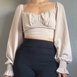 Rosa topp  - En super söt topp från bubbleroom, som tyvärr sitter lite för tight på mig. Storlek XS och knappt använd 