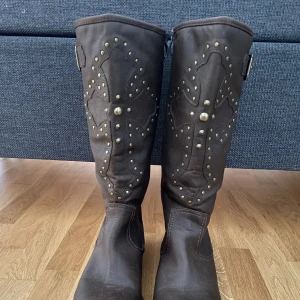 boots med kors - så coola boots som jag önskar passade mig💔