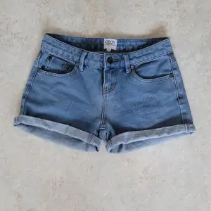 Fina jeansshorts i storlek 34 från Asos. Har dragkedja och knapp i fram, även fickor både bak o fram. Säljer p.g.a. att de är lite för tighta i midjan för mig. 