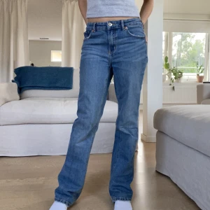 Gina tricot Jeans - Ett par sjukt snygga jeans från Gina Tricot. Säljer för att jag har ett par liknade byxor. Jag skulle säga att dem är 152-158 i storleken men går att justera i midjan. Säljer för 100kr + 50kr frakt