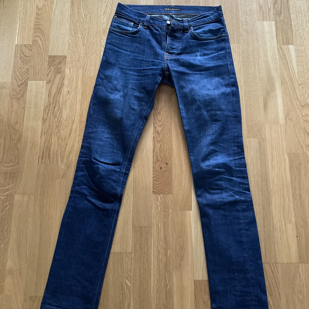 Nudie jeans, använd fåtal gånger i jättefint skick (se bilder). Köpta för 1500, säljer för 300. Nudie har lite speciella storlekar på sina Jeans, så googla gärna innan köp. . Jeans & Byxor.