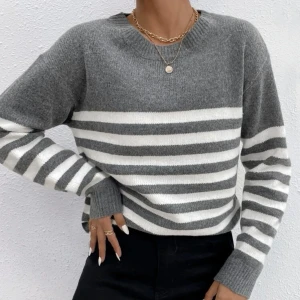 Stickad tröja!  - Mysig stickad perfekt hösttröja från shein. Endast använd en gång så är i nyskick. Är slutsåld nu & är i storlek S. Skicka vid funderingar🩷