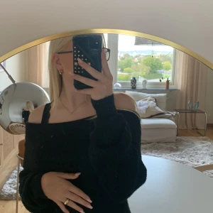 Klänning - En jättefin klänning som bara är använd en gång. Går att göra om till tröja om man skulle vilja det. Pris kan diskuteras 