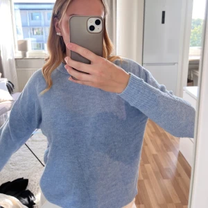 Blå stickad tröja  - Säljer denna stickade tröja, använts nån gång bara 