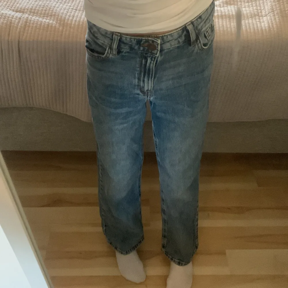 Blåa jeans som jag nästan aldrig har använt. (Medelwaist) flare jeans.. Jeans & Byxor.