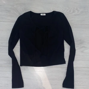 Svart ribbad kofta  - Säljer denna svarta ribbade koftan, aldrig använt GRATIS FRKAT! 