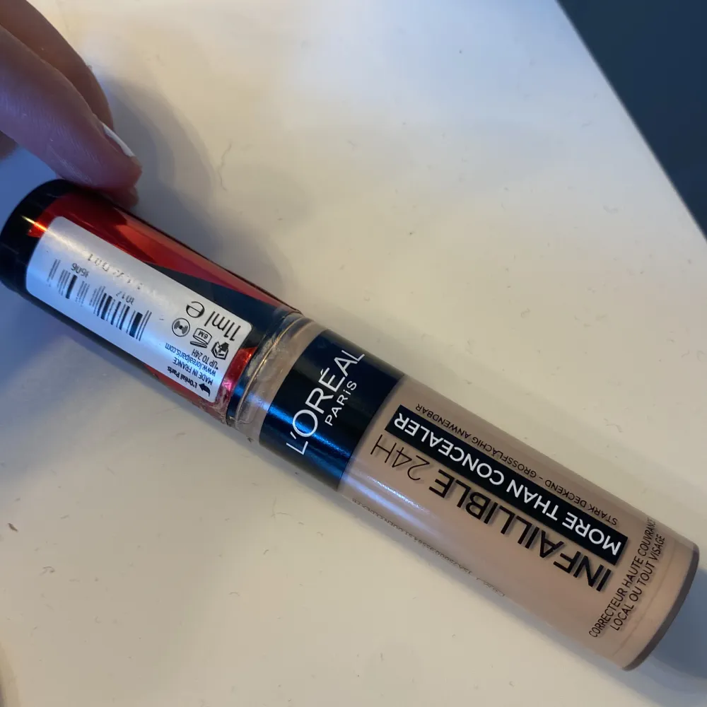 Säljer denna concealer då den är dålig för min hud, använd endast 1 gång. Täcker så bra Frakten betalar köparen! . Övrigt.