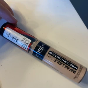 Concealer loreal Paris  - Säljer denna concealer då den är dålig för min hud, använd endast 1 gång. Täcker så bra Frakten betalar köparen! 