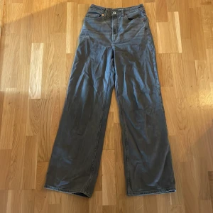 HM jeans 🤍 - Jag har inte haft användning av de eftersom de inte är min stil längre ❣️ Bra skick (använt 2 gånger) Nypris 250-: Om ni vill ha bild på, kom privat ❣️