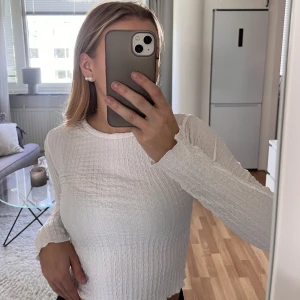 Snygg vit tröja  - Säljer denna snygga vita tröja som aldrig använts 