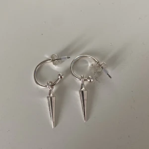 Nit örhängen - Fina silvriga nit örhängen!❤️