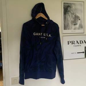 Mörkblå/svart hoodie från Gant. Grymt skick i storlek Small