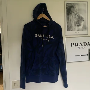 Gant Hoodie - Mörkblå/svart hoodie från Gant. Grymt skick i storlek Small