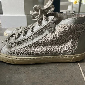 As snygga skor - Säljer mina super unika skor. Spets på sidan samt dragkedja. Lite högre i modellen. Också väldigt stora i storleken. Så skulle säga att dem är 37-38. Passar även 36. Kom med prisförslag! Obs! Står ej för frakten. 