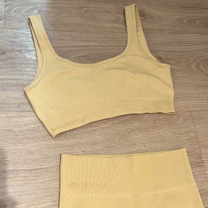 Träningsset - En sporttopp tillsammans med träningsbyxor från MKlifestyle. Endast använt en gång. Byxorna är i storlek S och toppen i storlek M. Pris kan diskuteras om man endas vill köpa en del. 💛