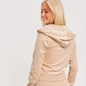 JUICY COUTURE  - Säljer min juicy Couture dress (kan köpas enskilda också) säljer för 1400kr men pris kan diskuteras koftan är i jätte bra skick och knappt använd men byxan är använd ett par gången men dem har inga skador eller fläckar  (Koftan är i storlek M och byxa XS