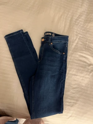 Jeans  - 💕tryck gärna på köp nu 💕