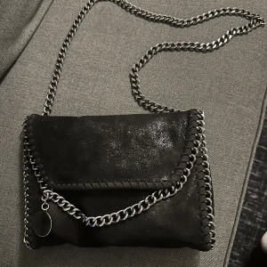 väska | kedjeväska | handväska - ⚠️ intressekoll Skriv om ni skulle vara intresserade av väskan!  Använd sparsamt! Inga defekter! 💕