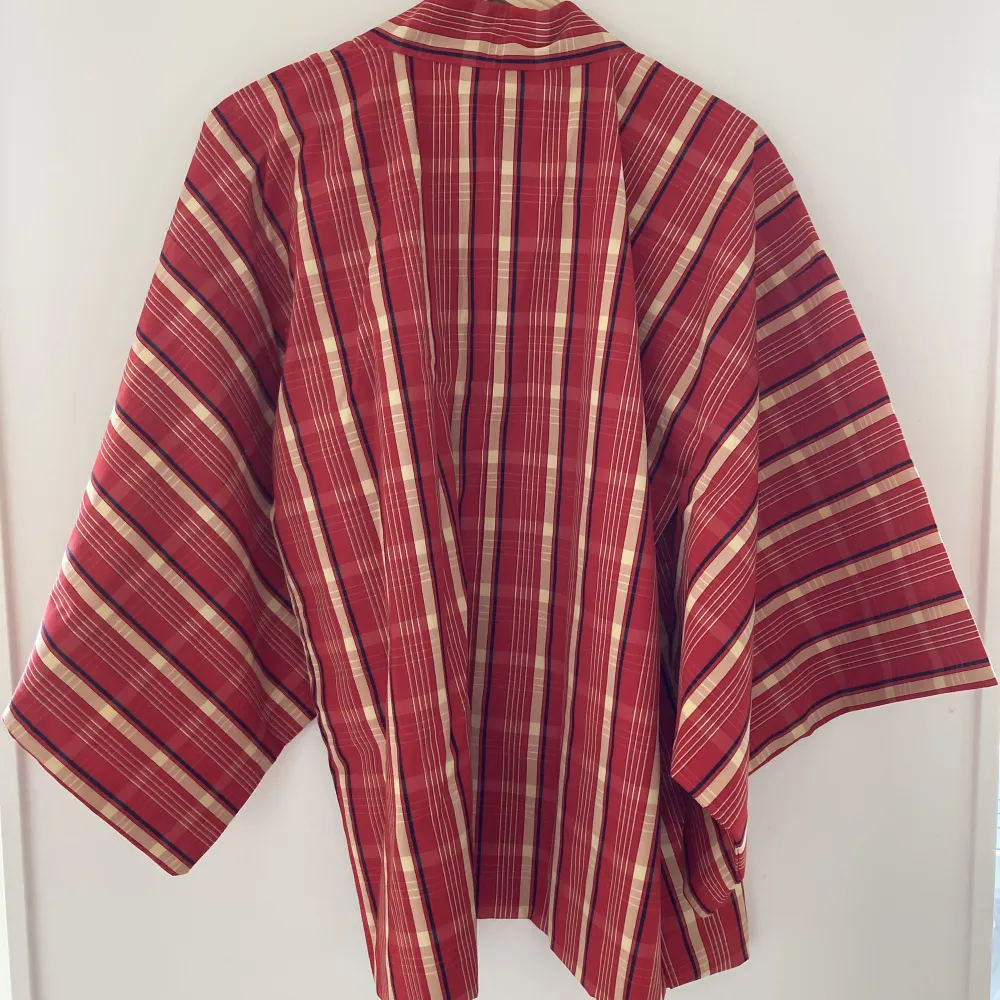 Oanvänd vacker äldre kimono. Tjockare tyg. Inköpt second hand i Japan 2008. . Tröjor & Koftor.