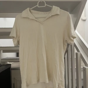  Vit frotté  - Hej, säljer min frotté piké från Kappahl i storlek 146-152. Plagget är använt men den är i bra skick. Priset kan diskuteras vid snabbaffär. Obs frakten läggs till.