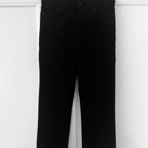Twist & Tango, svarta lite utsvängda jeans strl 29 - I stort sett oanvända svarta jeans från Twist & Tango, strl 29. Otroligt sköna. Köpta våren 2023. 