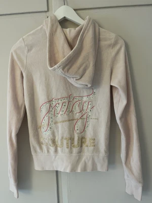 Juicy couture tröja - Jättesöt juicy kofta i storlek xs, kan frakta eller mötas upp. Använd men inga synliga defekter❣️