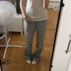 skater jeans🤑 - säljer dessa svin snygga jeansen. märket är ”vila” och köpte secondhand! 🤍 passar på nån som är ca 160-170