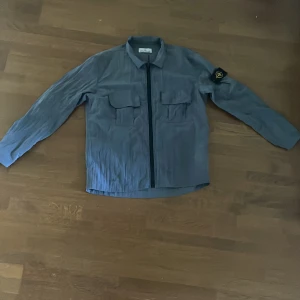 Stone island - Stone island overshirt i storlek M Helt okej skick. Ej äkta