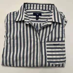 Snygg skjorta använd fåtal gånger och utan några defekter, därav i nyskick. Storleken är 146/152 eller XXS så perfekt om du vill att den ska sitta lite tajtare.  Nypris runt 1000❤️