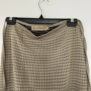 Omlott-kjol Kungliga Operan - Stilig omlott-kjol från Saint Tropez (möjligen vintage). Köpt på Kungliga Operans kostymutförsäljning för några år sedan 👑 Det innebär att den har använts på scen i en uppsättning, vilken vet jag dessvärre inte men roligt ändå tycker jag 😊Storlek M.