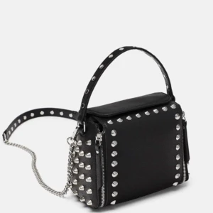 Zara väska  - Säljer min välanvända zara väska med nitar som därför tyvärr har fått defekter inuti väskan. Väskan har 2 stora fickor och ett litet fack där man kan lägga kort och dessutom två dragkedjor på framsidan som gör att väskan blir större💕‼️tar helst swish‼️