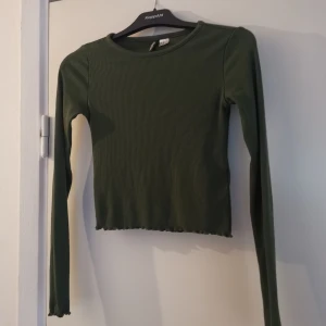 Grön tröja  - Långärmad tröja i kort stil 
