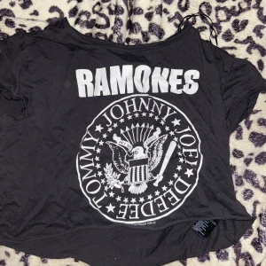 Croptop - Croptop med ramones tryck