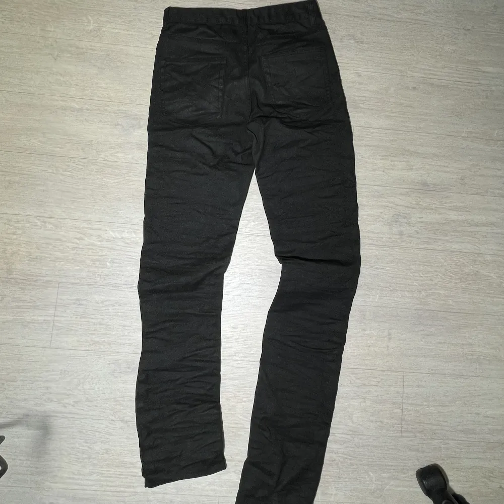 Stacked waxed jeans från jaded london Kond 9/10. Jeans & Byxor.