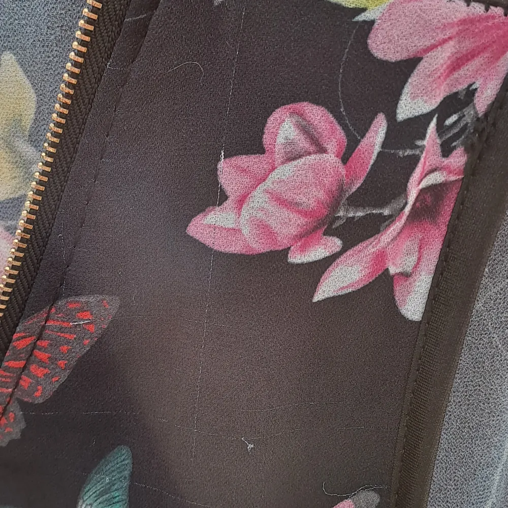 Säljer denna fina kläningen! Den är väldigt tunn & bekväm! Den är i okej skick men det finns lite tråddar som har man har dragit i & då har det blivit som