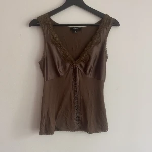 Brunt detaljeat linne - Superfint brunt linne! Skulle nog passa s-m bäst.