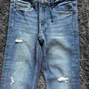 Helt oanvända Zara jeans, lappen sitter dock inte kvar.🤍
