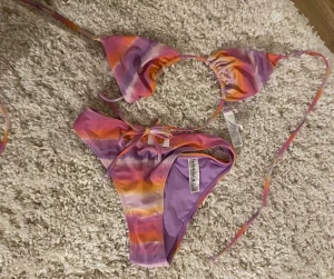Bikini  - Jag säljer min fina nästan helt oanvända bikini från Bikbok💞 då den inte har kommit till användning. Normal pris är 150 för underdelen och 175 för överdelen.