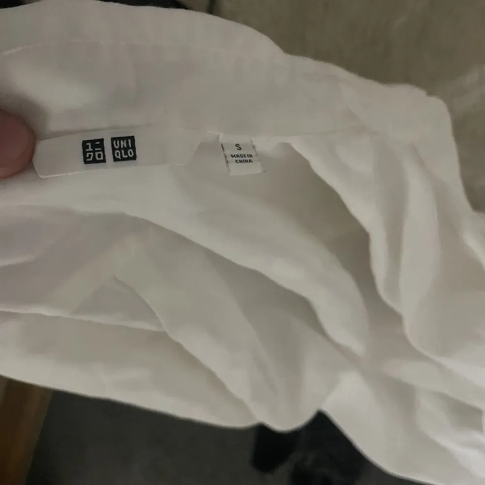 Säljer en uniqlo linne skjortan storlek S med färgen vit. Skjortan är i jätte bra skick och är perfekt nu inför sommaren. Säljer för 150kr. Skjortor.