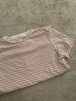 Rosa randig tröja - 50kr + frakt