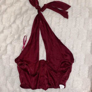 Vin röd korsett halter neck topp - Korsett topp med dragkedja där bak aldrig ancänd strl 40 ❤️