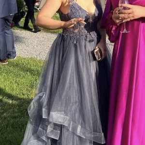 bal/festklänning - Jag säljer min balklänning som jag använde under en kväll förra året.  Klänningen är ifrån Mascara och köpte den för 2800 kr.  Den är i storlek 36