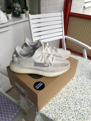 Yeezy 350 v2 bone - Yeezy 350 bone. Size 44. Knappt använda och i väldigt bra skick. All og och äktenskaps finns. Skriv ifall du har någon fråga eller fundering!