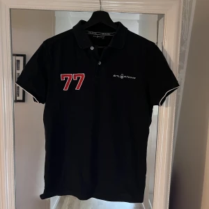 Sail racing polo - Säljer en riktigt snygg marinblå Sail Racing polo. Vill du se ut som en orten grabb ska du bära denna nu till sommaren/våren! Str S passar M