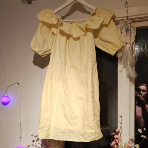 En enkel spansk sommarklänning - En enkel axelbandslös sommarklänning med krusiduller.  Ny och helt oanvänd