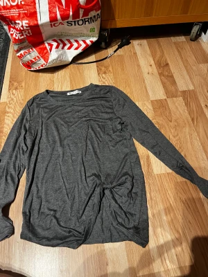 Grå långärmad  - Aldrig använd. 